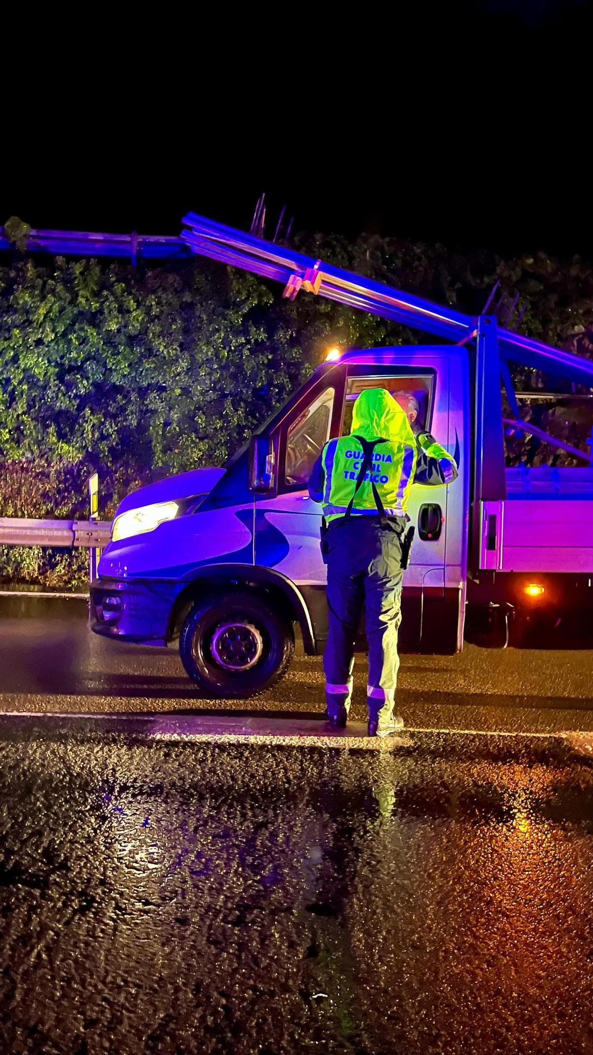 Un efectivo del Sector de Asturias en control en Campomanes de neumáticos de invierno para acceso a la AP66