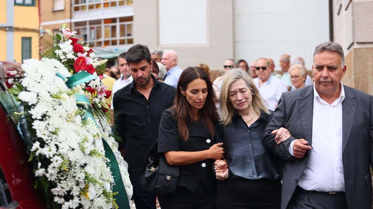 Multitudinaria despedida en Candás al padre de la actriz Paula Echevarría, Luis, que murió ayer a los 76 años: "Era irrepetible"