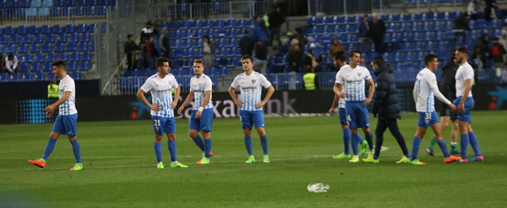 Las imágenes del derbi andaluz en La Rosaleda, que estuvo precedido de un minuto de silencio en memoria de Pablo Ráez. Sobre el césped, el conjunto bético remontó un choque en el que el Málaga CF no estuvo bien.