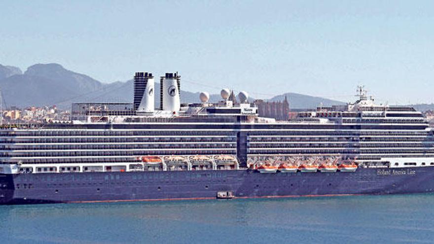 El lujoso crucero de la compañía Holland America Line hizo escala en Palma procedente de Florida.