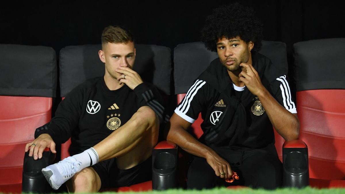 Joshua Kimmich y Serge Gnabry, jugadores de la selección de Alemania, en el amistoso contra Omán previo al Mundial.