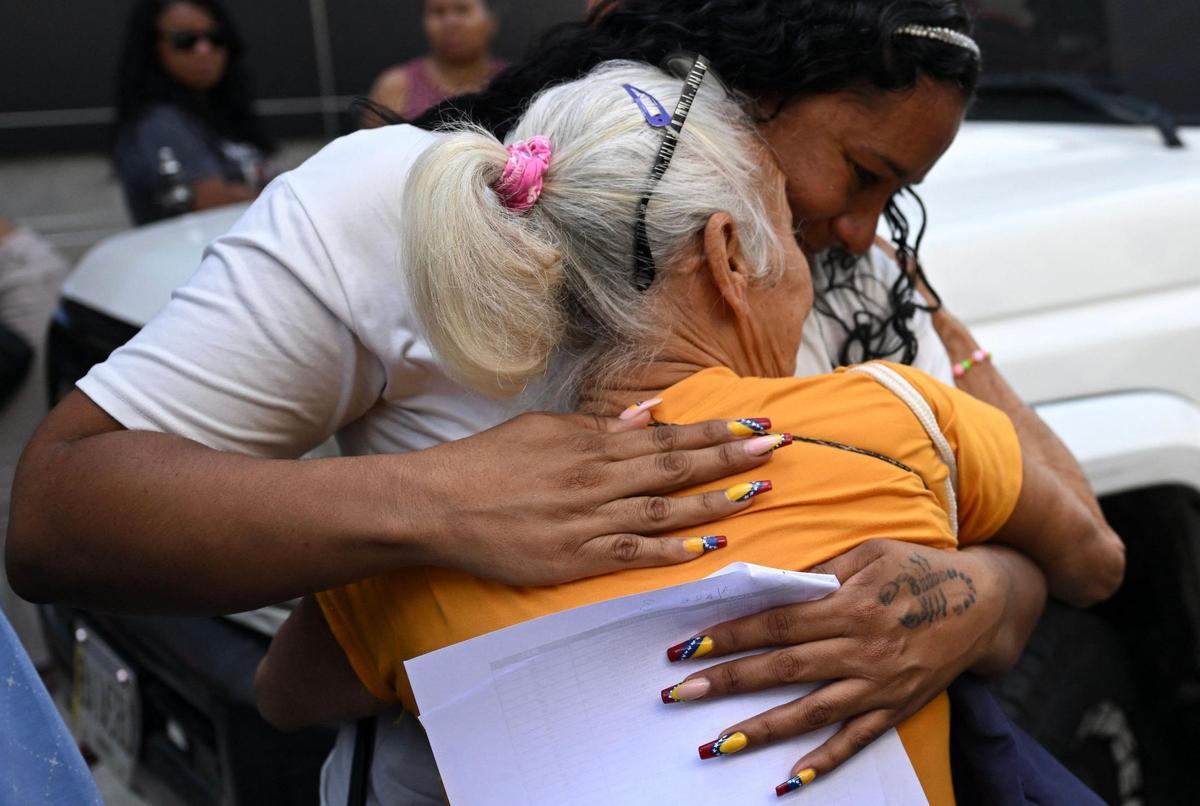 Familiares de personas detenidas durante las últimas protestas en Venezuela esperan noticias de la policía