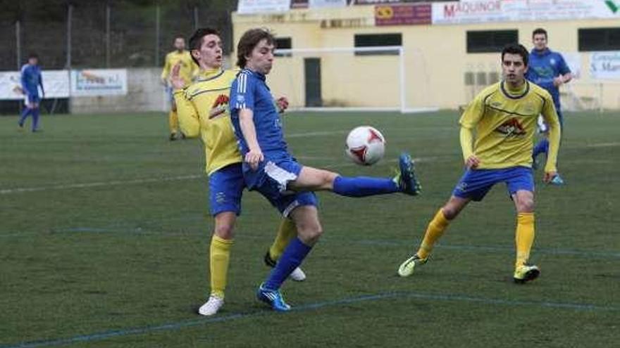 Un jugador del Barbadás controla un balón en Os Carrís. //J.Regal