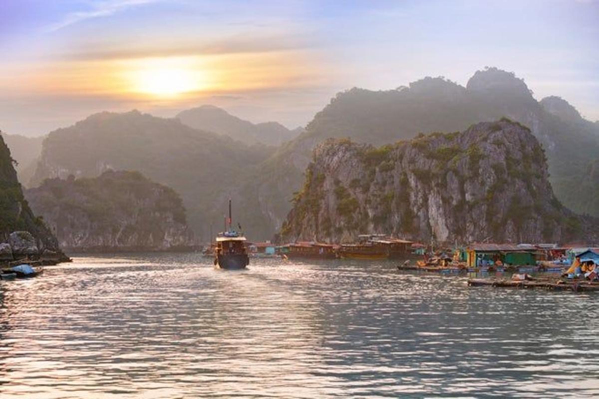 Atardecer en la bahía de Halong (Vietnam).