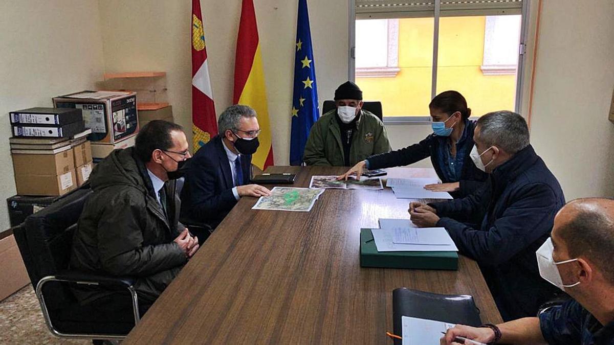 Clara San Damián (derecha) repasa el mapa junto a Javier Izquierdo y el alcalde de Gallegos. | Cedida