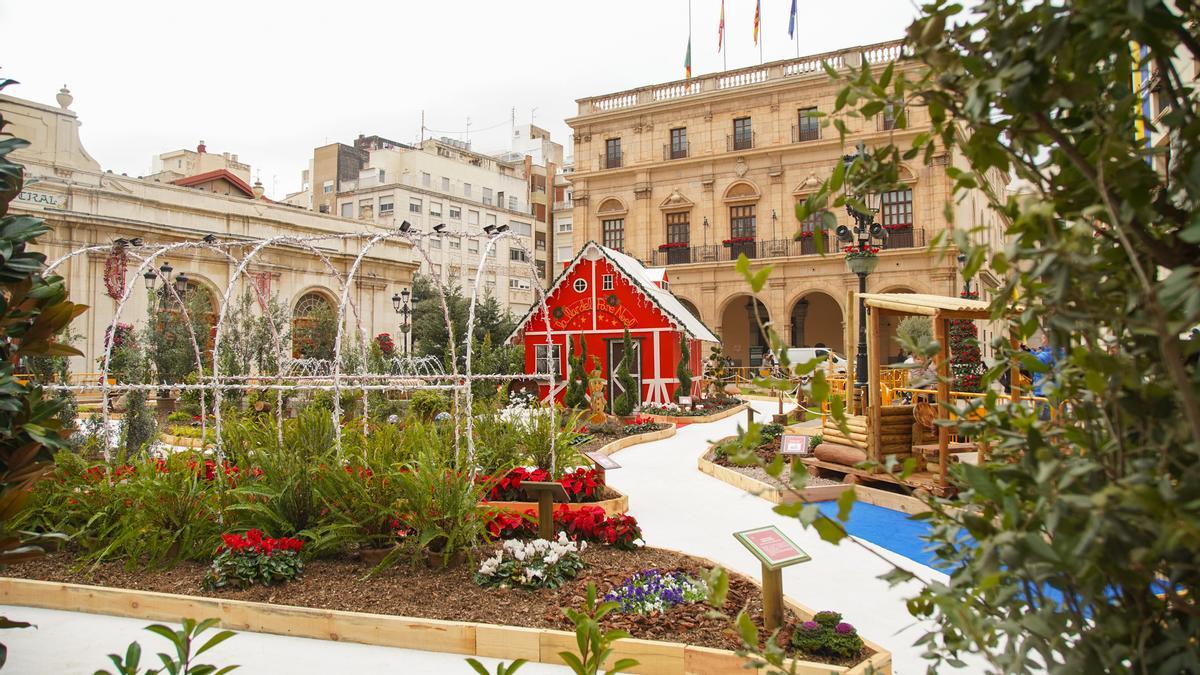 El jardín efímero de la Plaza Mayor cuenta con una decoración que evoca a la casa de Papá Noel, con un trineo, regalos y el tradicional árbol de Navidad.