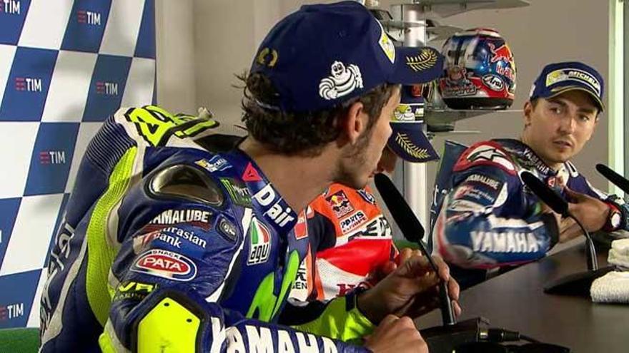 El piloto italiano Valentino Rossi y el mallorquín Jorge Lorenzo durante la discusión