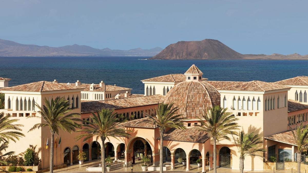 El acceso a las instalaciones del Hotel Secrets Bahía Real Resort &amp; Spa, situado al norte de la isla de Fuerteventura, junto a las dunas y playas del Parque Natural de las Dunas de Corralejo.