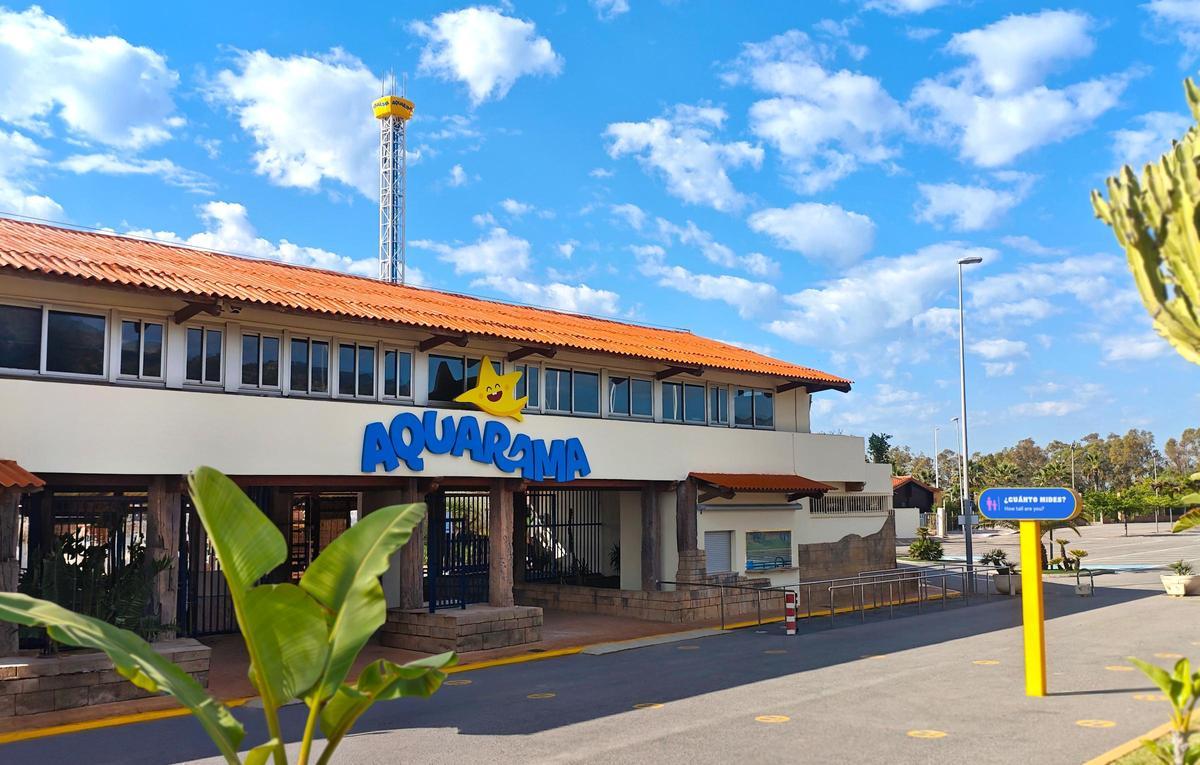 Acceso principal al parque acuático Aquarama.