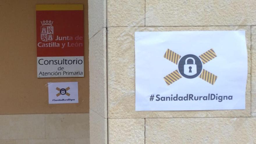 Puerta de un consultorio rural con un cartel defendiendo la &quot;sanidad rural digna&quot;