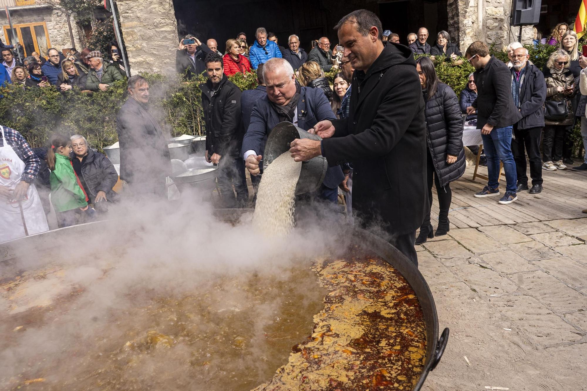 Bagà cuina el seu popular arròs per 2.500 persones