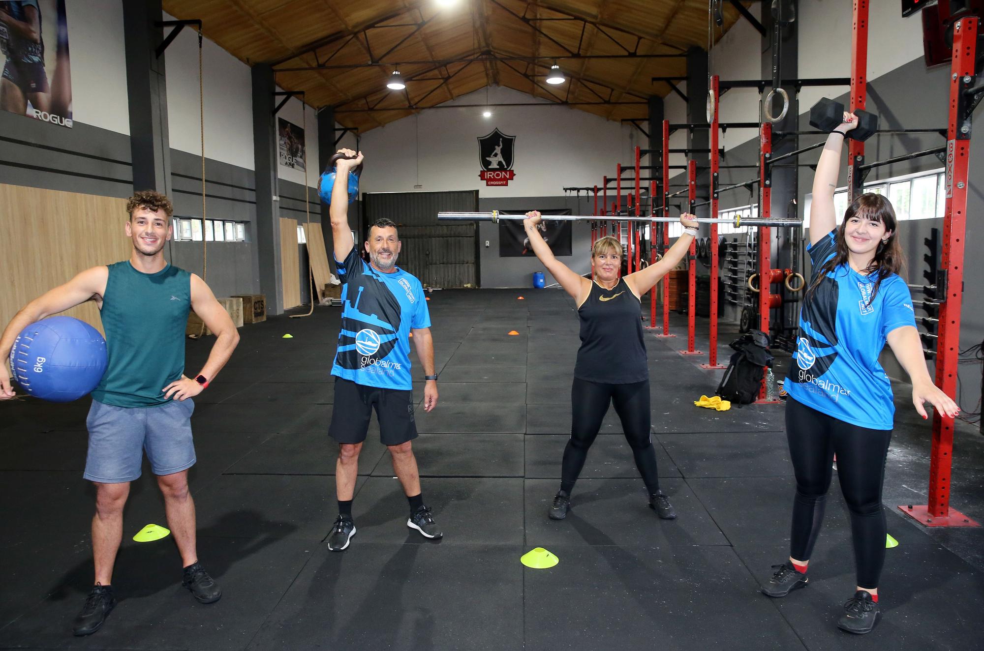 Padres e hijos sostienen varios utensilios que usan en su día a día de &#039;crossfit&#039;.