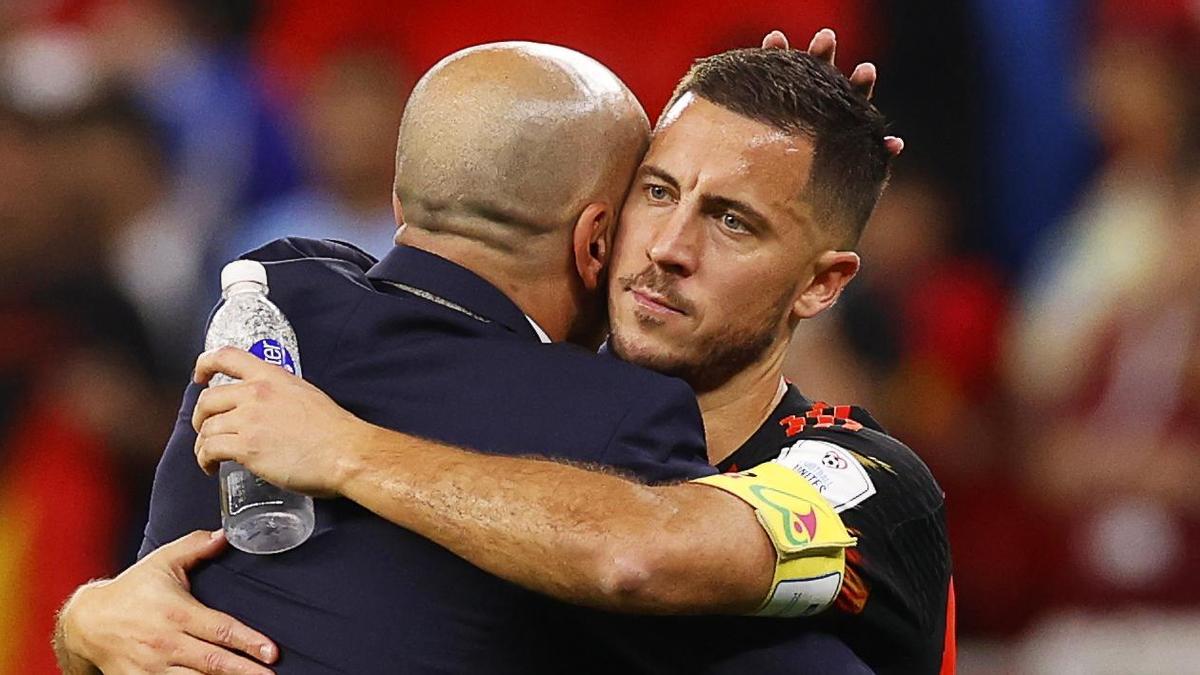 Roberto Martínez abraza a Eden Hazard tras la eliminación de Bélgica del Mundial de Qatar.
