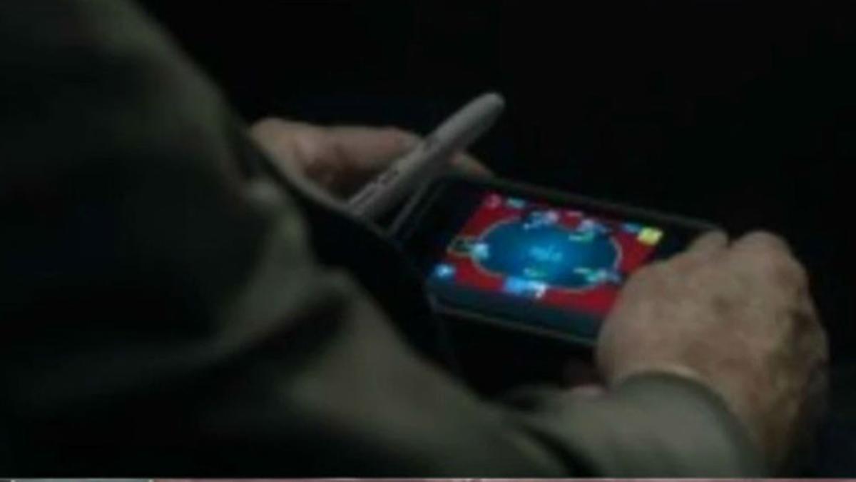 McCain juega al póquer con su iPhone en plena sesión sobre la intervención militar en Siria.