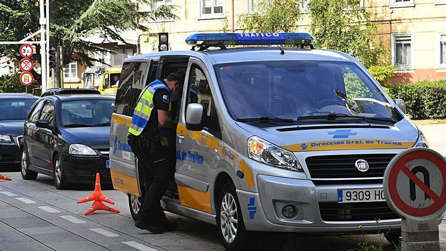 Control de velocidad ayer en la plaza de As Atochas.   | // CARLOS PARDELLAS