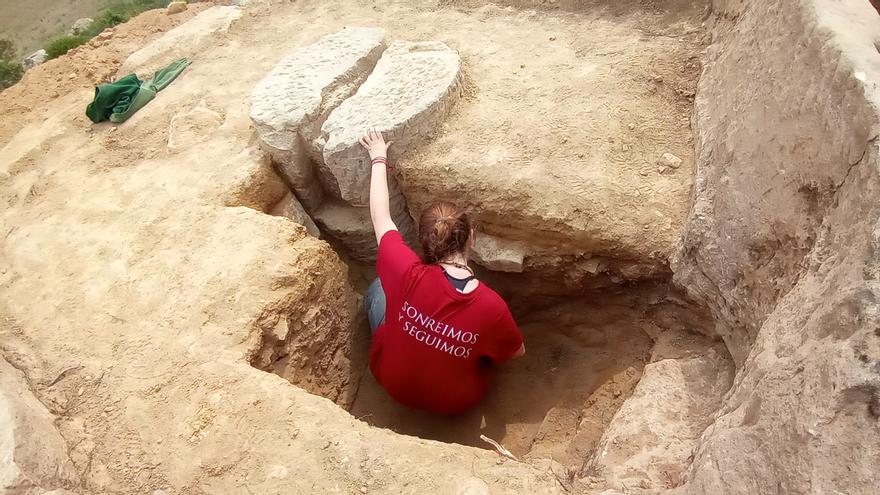 Descubren una prensa romana de tornillo en el yacimiento de Los Bañales