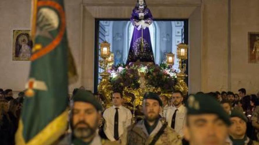 Los paracaidistas que escoltan a la imagen del Rescatado.