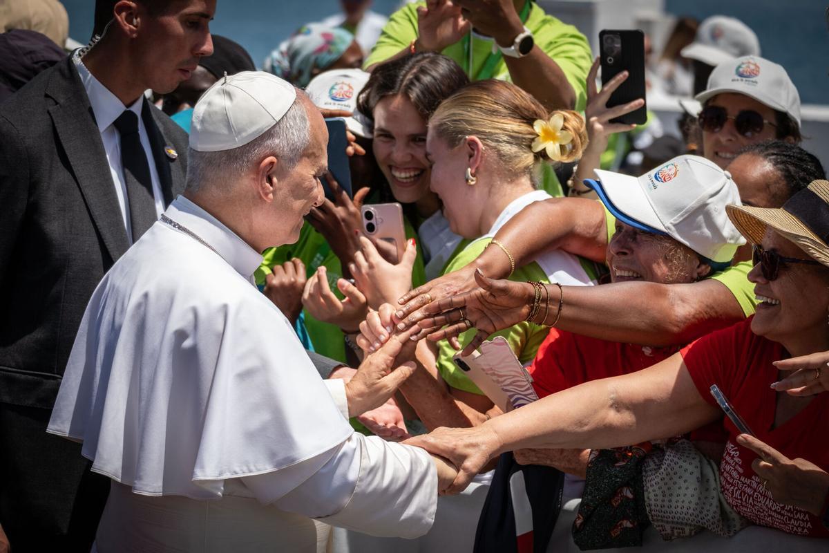 El papa saluda en Arguineguín al público, compuesto por migrantes y personas que trabajan en la atención a los migrantes.