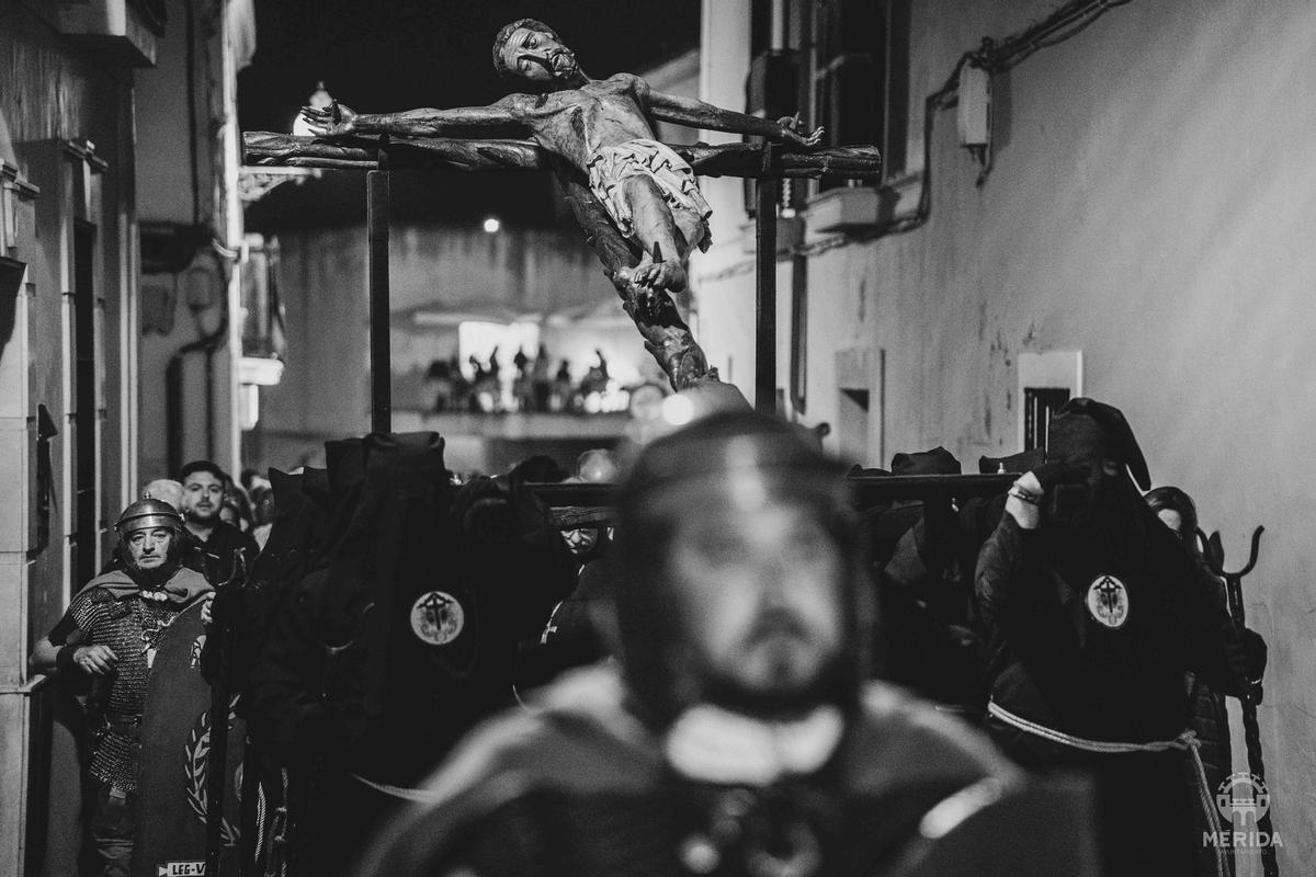 Fotogalería | Mérida se estremece con un multitudinario Vía Crucis en el Anfiteatro Romano