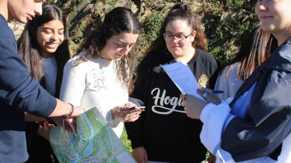 A la izquierda, jóvenes de Orense y a la derecha, grupo llegado de Ponferrada. | A. S. 