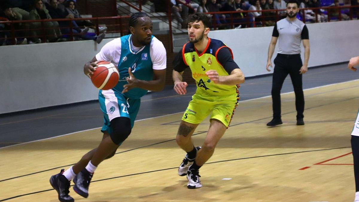 El pívot congoleño Cedric Belemene controla el balón.