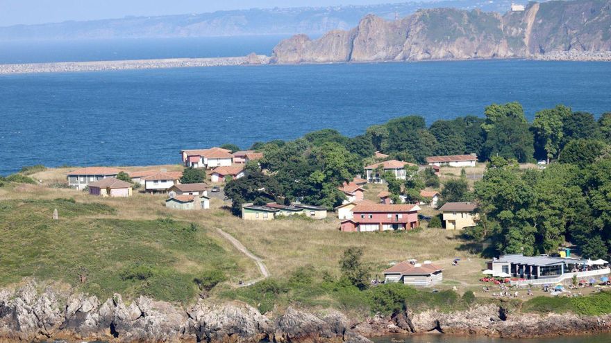 Perlora, la Ciudad de Vacaciones de Asturias que pasó de ser un sueño de verano a ahogarse en maleza