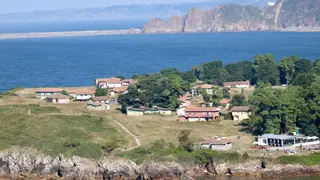 Perlora, la Ciudad de Vacaciones de Asturias que pasó de ser un sueño de verano a ahogarse en maleza