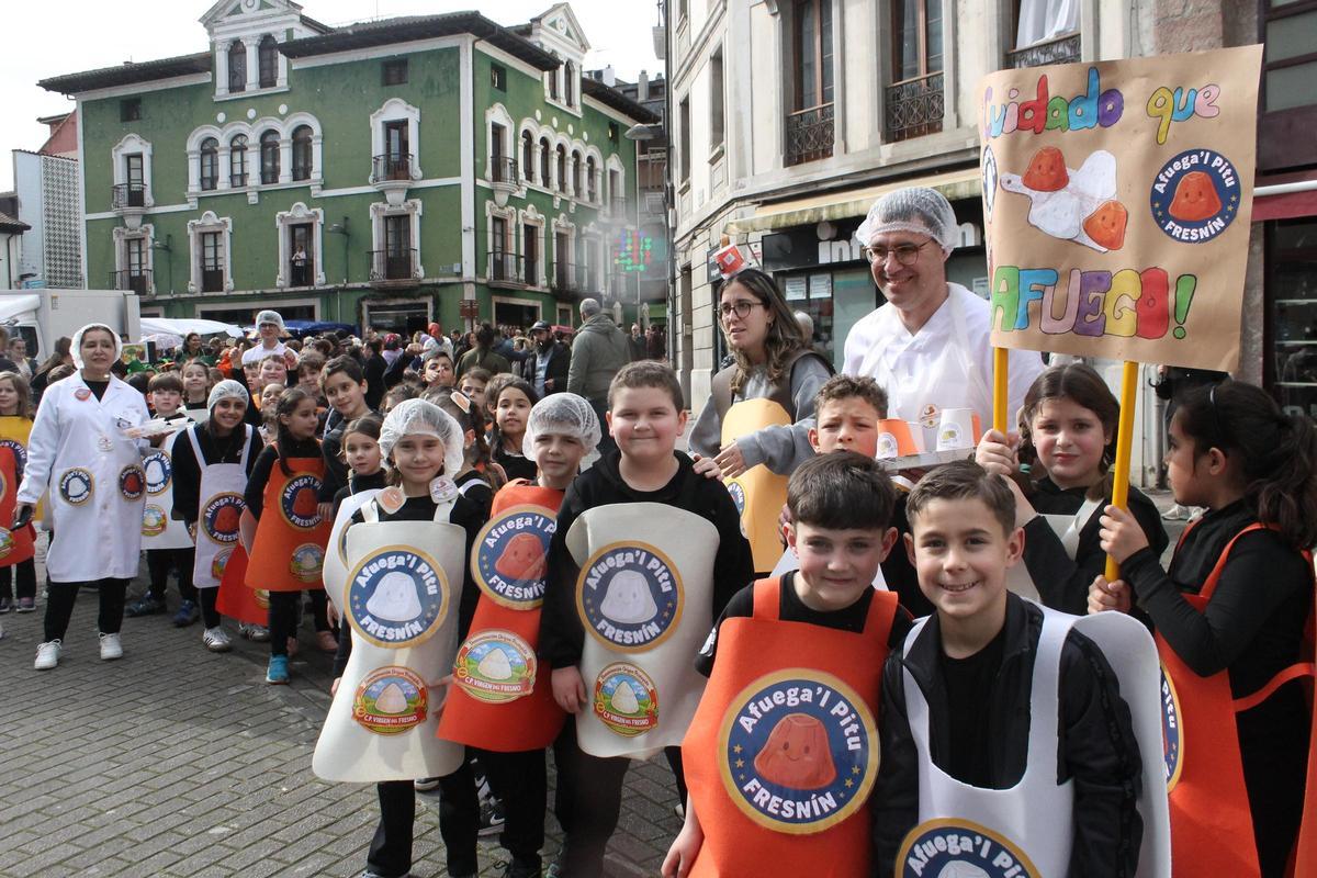 Así fue el divertido y pasacalles de Carnaval del colegio Virgen del Fresno en el mercado