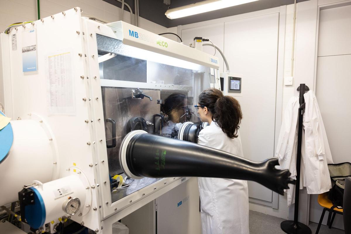 Una investigadora de la UJI, en su laboratorio.