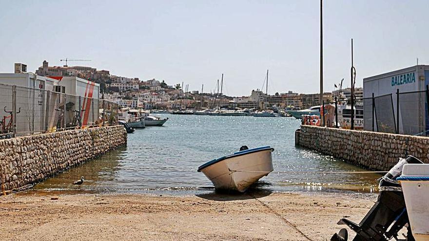 Una patera de migrantes en Eivissa hallada ayer.