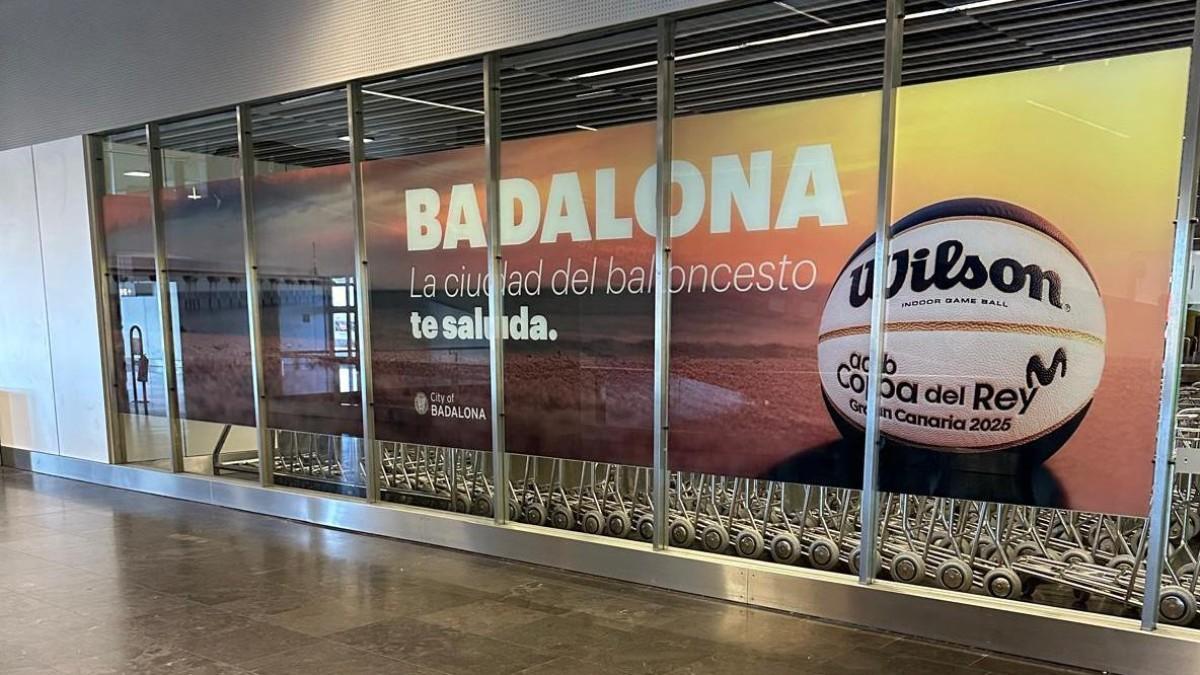 Los viajeros que lleguen al aeropuerto de Gran Canaria verán una lona promocionando a Badalona