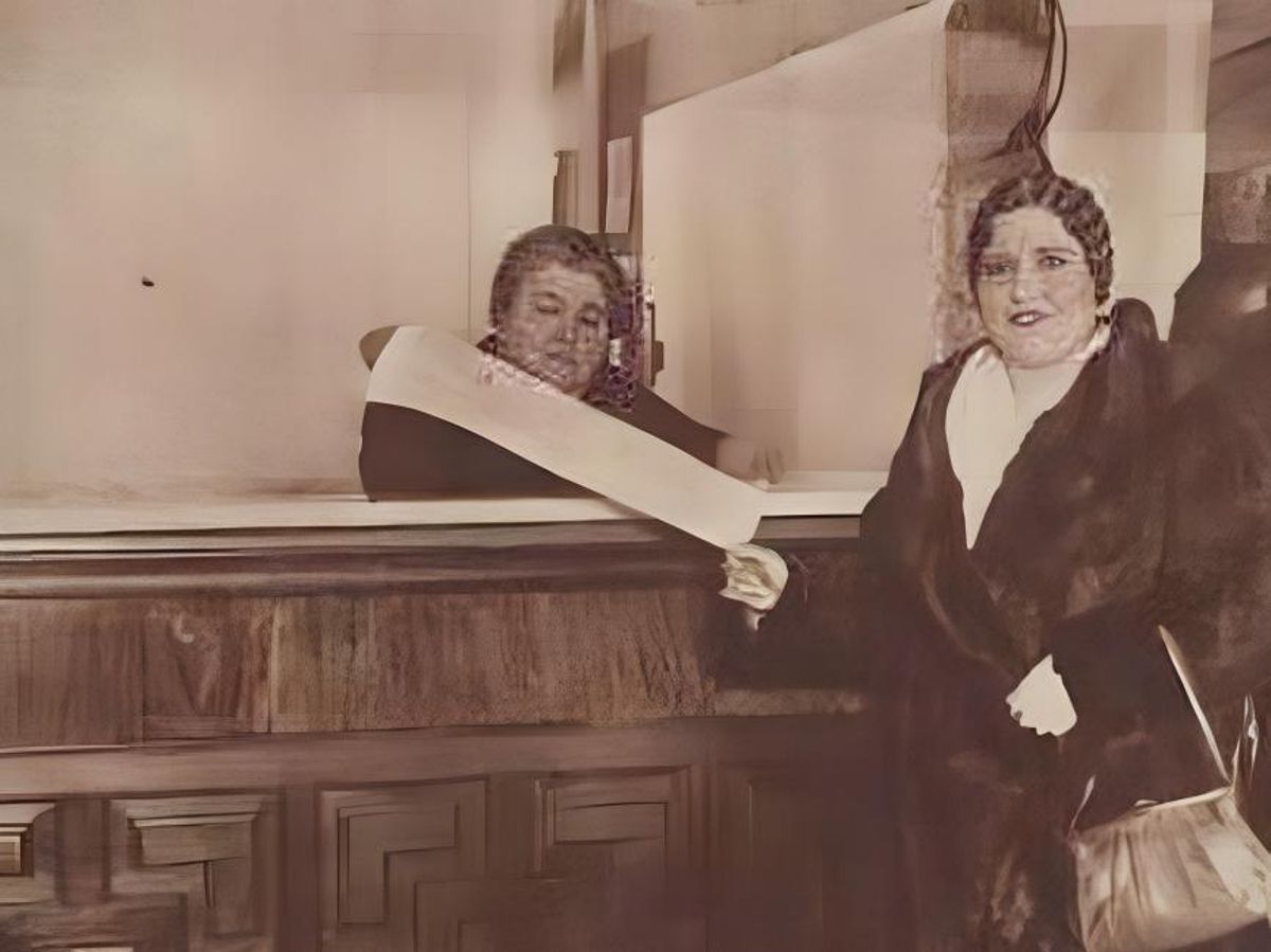 Doña Manolita y una compradora en el antiguo establcimiento de San Bernardo.