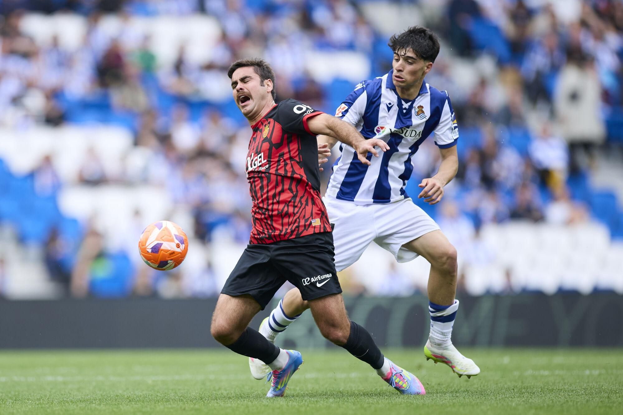 Abdon Prats of RCD Mallorca competes for the ball with Jon Martin Vicente of Real Sociedad during the LaLiga EA Sports match between Real Sociedad and RCD Mallorca at Reale Arena on April 12, 2025, in San Sebastian, Spain. AFP7 12/04/2025 ONLY FOR USE IN SPAIN. Ricardo Larreina / AFP7 / Europa Press;2025;SPAIN;SPORT;ZSPORT;SOCCER;ZSOCCER;Real Sociedad v RCD Mallorca - La Liga EA Sports;