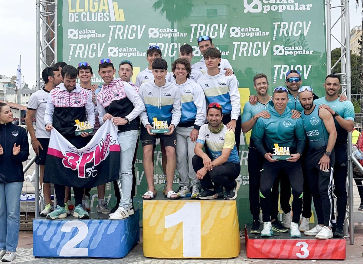 El Triatló Ontinyent en lo alto del podio tras conseguir la medalla de oro.