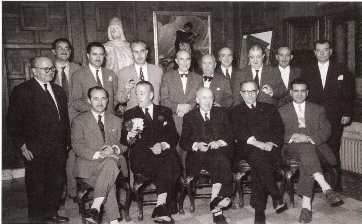 Fotografia antiga d’Almela i Vives reunit amb Jurat dels Premis València de Literatura (1958).