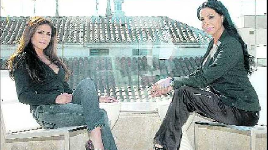 Encarna, a la izquierda, con su hermana Toñi, en una imagen de 2006.