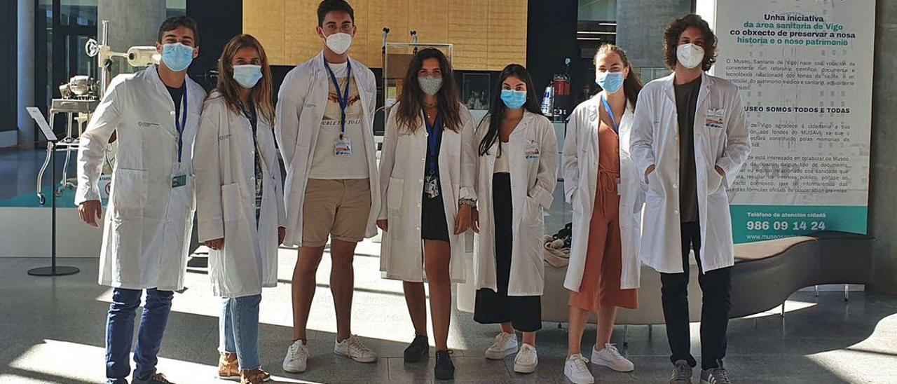 Dos grupos de prácticas de alumnos de Ingeniería Biomédica, el jueves, en el Cunqueiro.