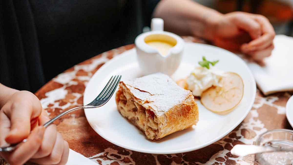 Degustación de un 'apfelstrudel' en un café histórico de Viena.