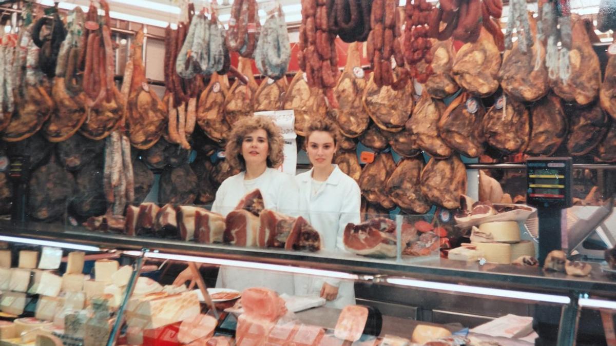 Paquita, junto con su hija, Paqui, en sus inicios en el mercado del Cabanyal