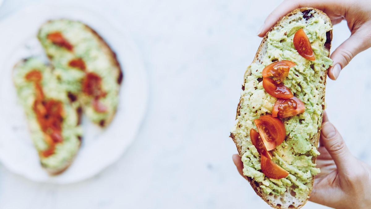 La tostada de aguacate y tomate es perfecta para desayunar