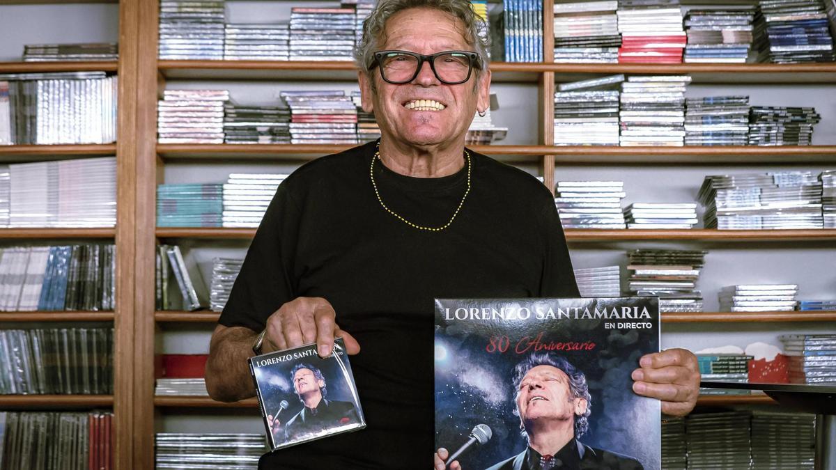 Lorenzo Santamaría posa con su disco y cedé grabados en directo en el Auditorium de Palma