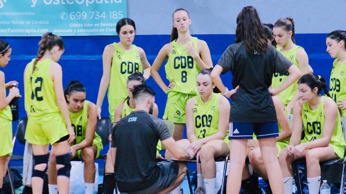 Fernando de Torres da instrucciones en un partido de la selección provincial cadete femenina.