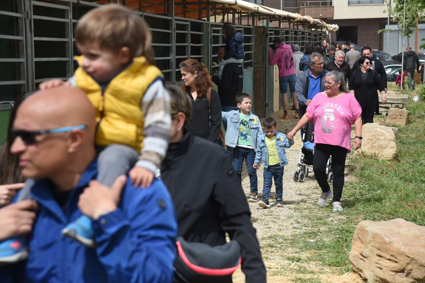 La Fira de Sant Isidre de Solsona obre amb ambient, però pendent del cel