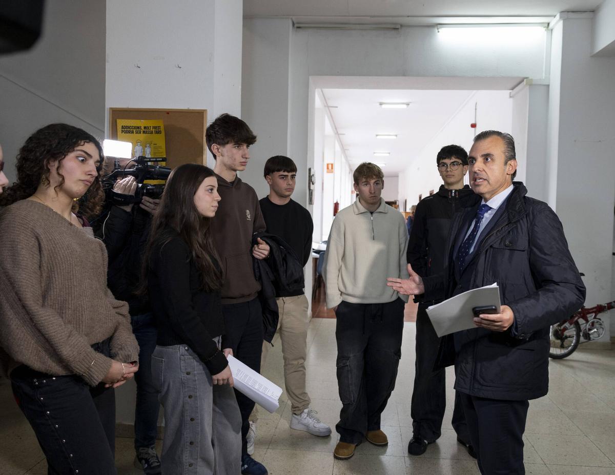 Antoni Vera, conseller de Educación y Universidades, visita el IES Joan Alcover