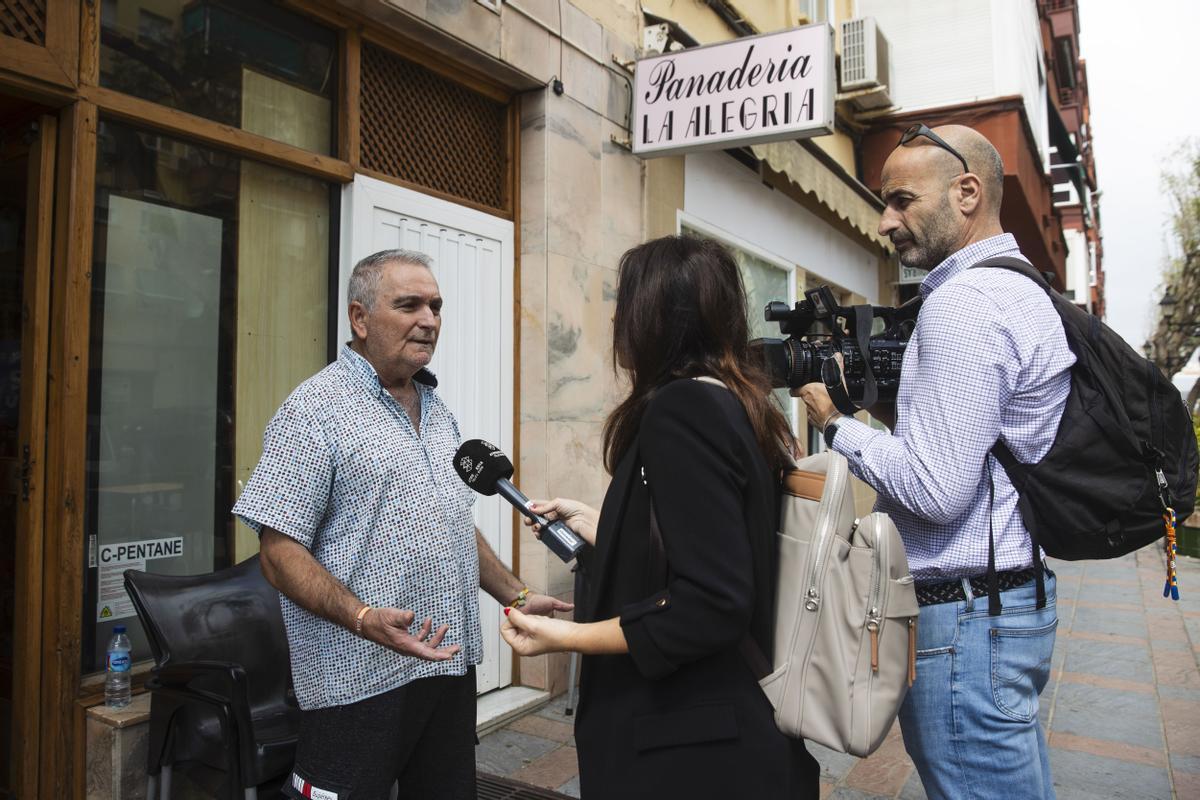 En la imagen, el panadero Francisco Rodríguez, que socorrió al hombre que falleció en Fuengirola, explica lo sucedido a los medios frente a su panadería.