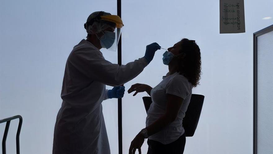 Extremadura realizará en otoño test para discriminar entre gripe y coronavirus