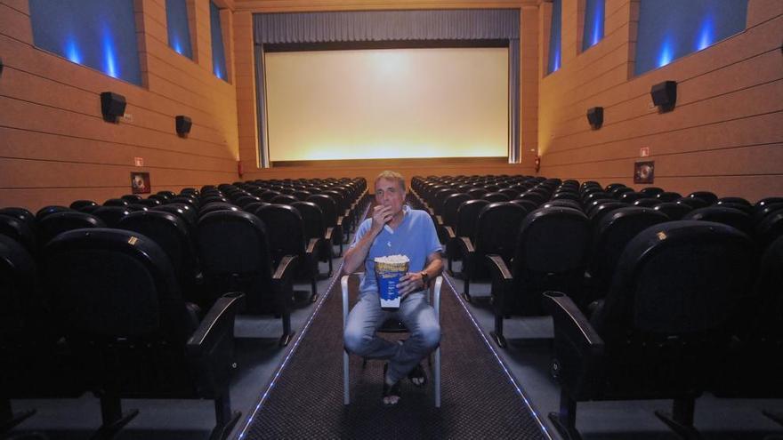 Salvador Serrano en el patio de butacas del cine Rex.