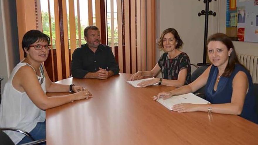 Representantes de Red Eléctrica con el alcalde de Sagunt y la concejala de Presidencia. Levante-EMV