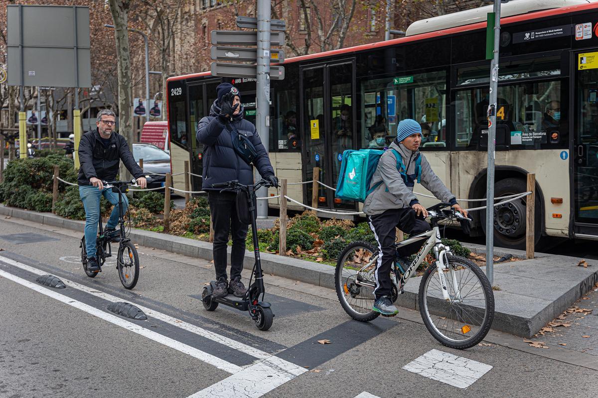 Patinetes y bicis en el carril segregado de la avenida Diagonal de Barcelona