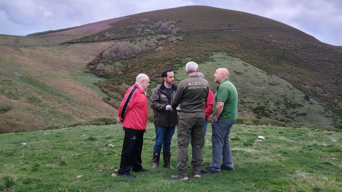 el director general de Custodia del Territorio y Prevención de Incendios, David Villar, en una visita a las obras con representantes de las entidades vecinales de Gillón y La Linde.